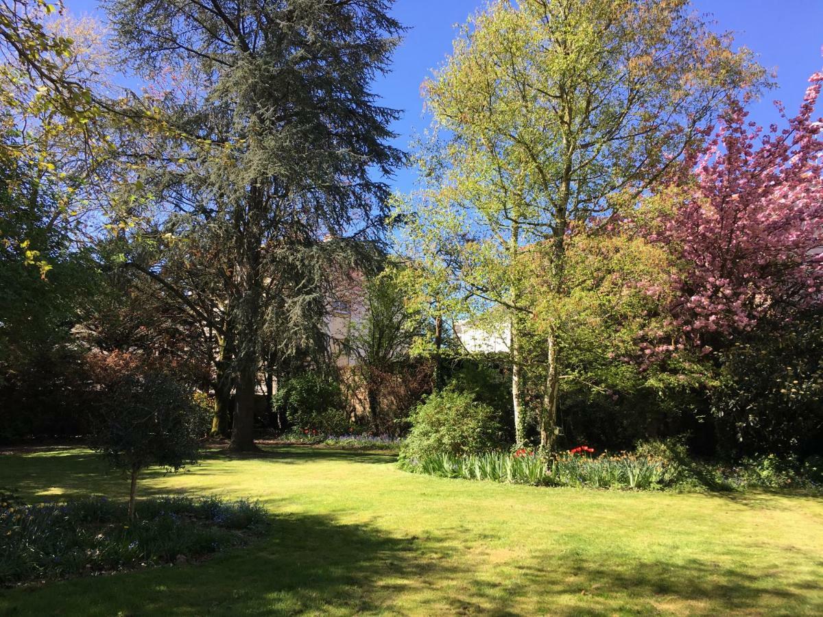 Au Rez De Jardin Hotel Cholet Exterior photo
