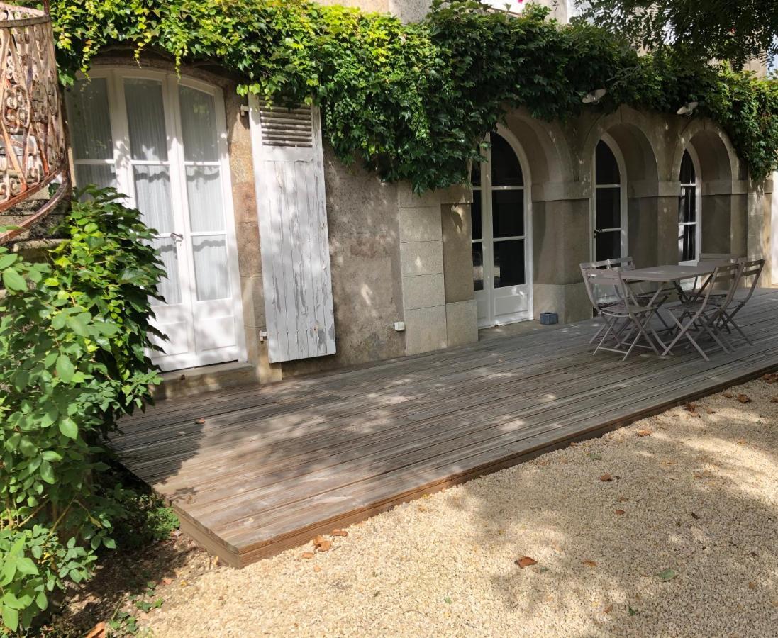 Au Rez De Jardin Hotel Cholet Exterior photo